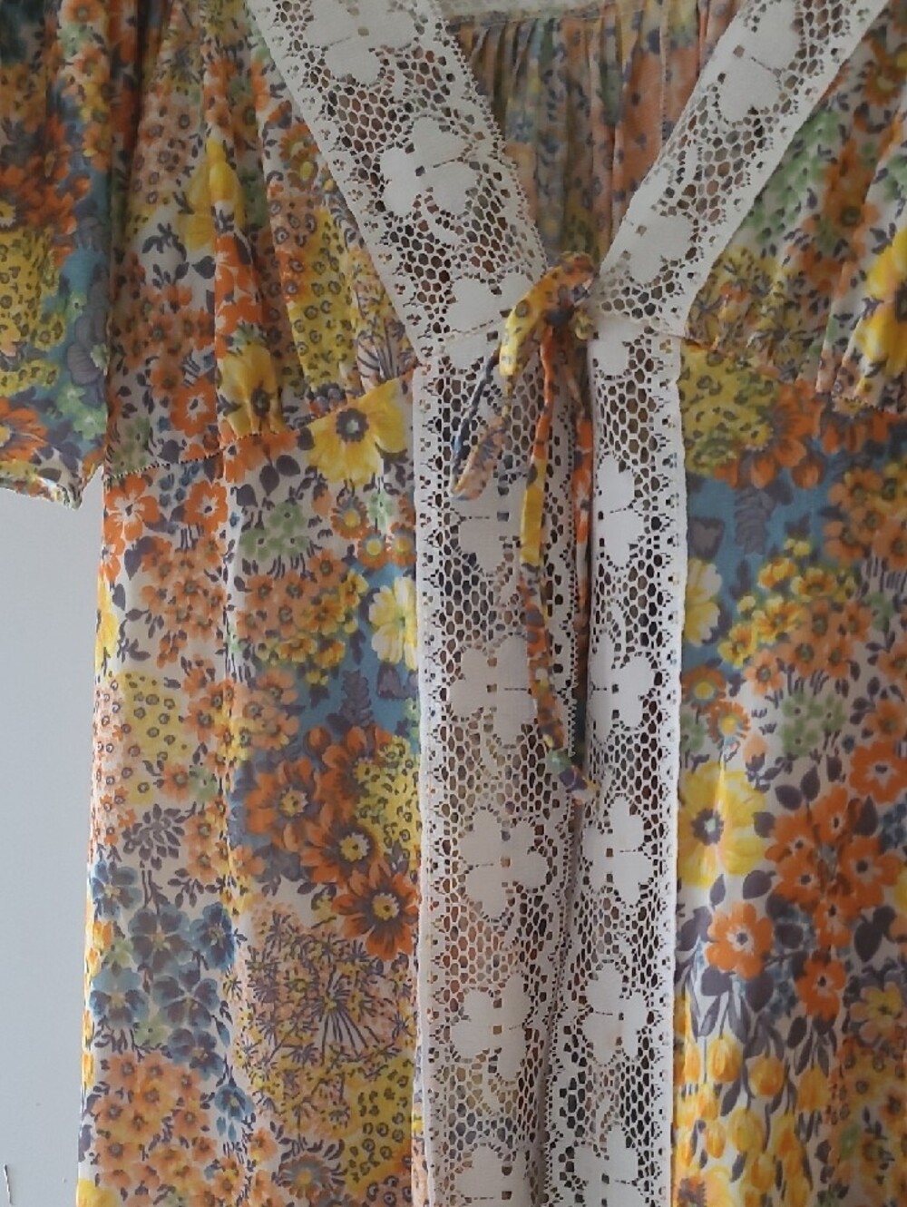 1970s Floral Lace-Trim Robe in Yellow & Multicolor